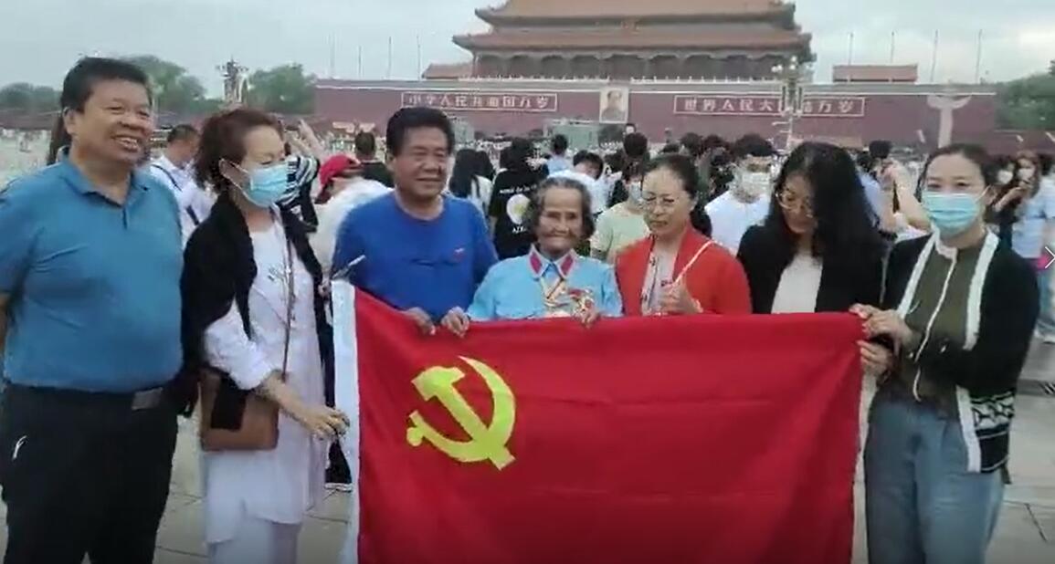 集团董事长魏建辉和老红军周明街到北京天安门广场观看升国旗仪式